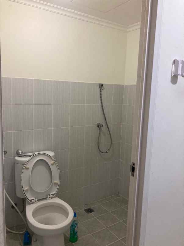 apartemen puncak dharmahusada dekat lift furnish