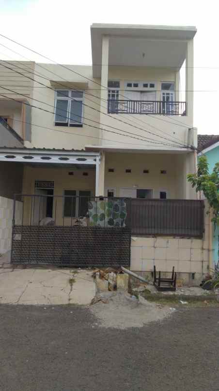 dijual rumah 2 lantai di perumahan