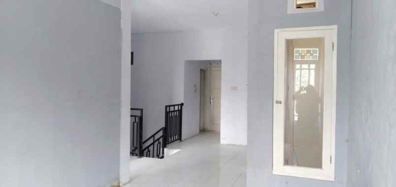 dijual rumah 2 lantai di perumahan