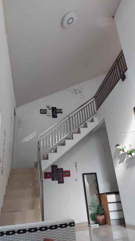 dijual rumah adem ala pedesaan full pohon buah