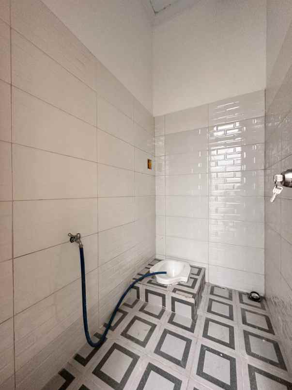 dijual rumah bambu apus cipayung