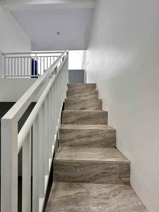 dijual rumah bambu apus cipayung