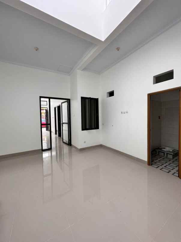 dijual rumah bambu apus cipayung