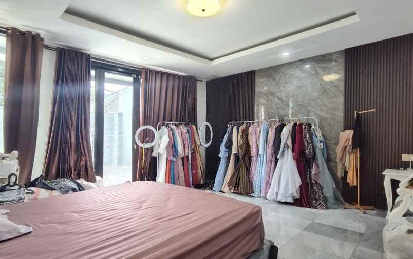 dijual rumah bambu apus cipayung