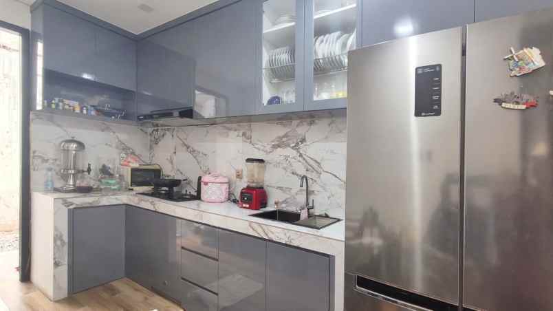 dijual rumah bambu apus cipayung