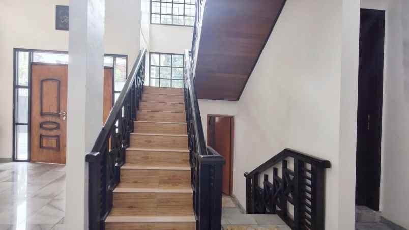 dijual rumah bambu apus cipayung