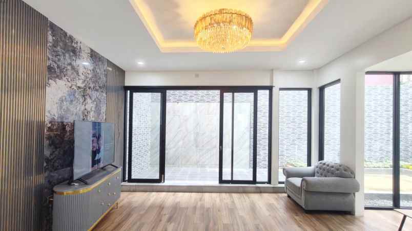 dijual rumah bambu apus cipayung