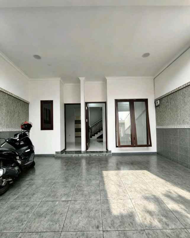 dijual rumah baru dengan rofftop 3 lantai siap huni
