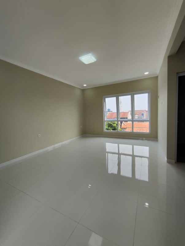 dijual rumah baru dengan rofftop 3 lantai siap huni