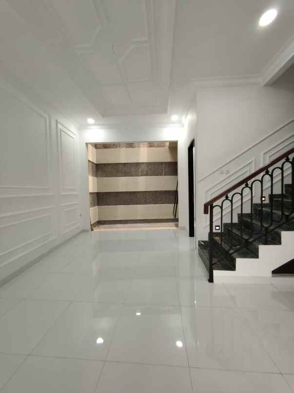 dijual rumah baru dengan rofftop 3 lantai siap huni