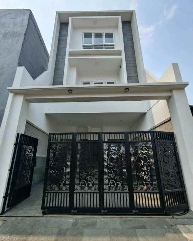 dijual rumah baru dengan rofftop 3 lantai siap huni
