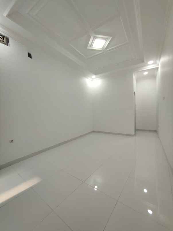 dijual rumah baru dengan rofftop 3 lantai siap huni
