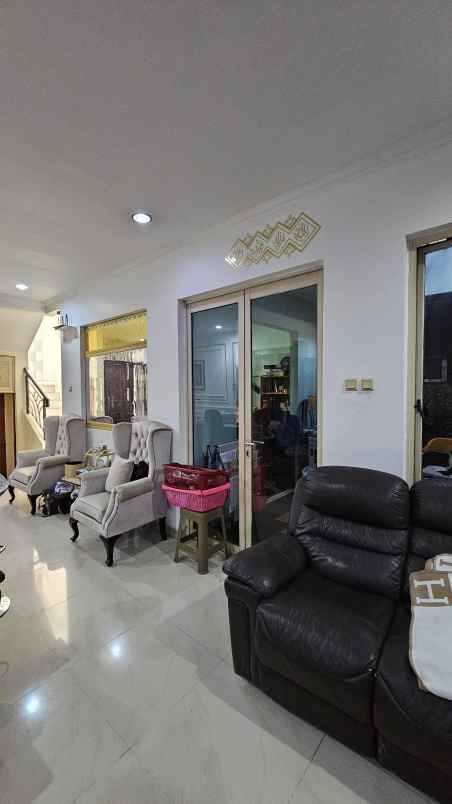 dijual rumah di legenda wisata cibubur