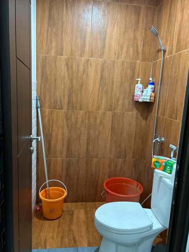 dijual rumah di legenda wisata full furnish