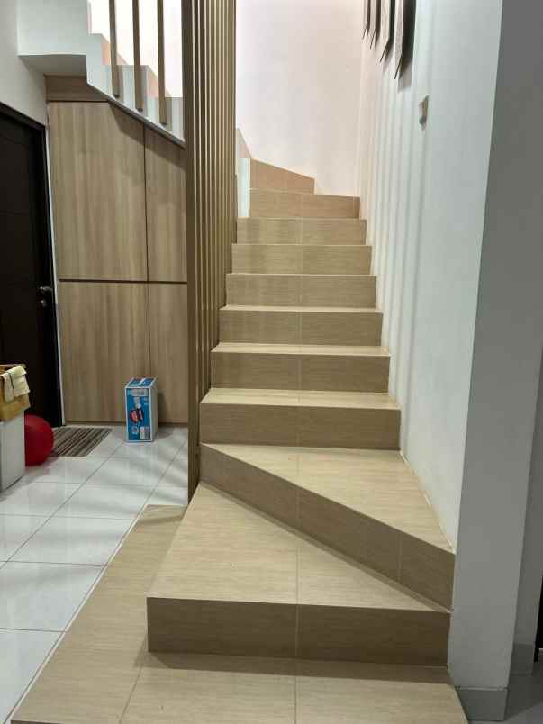 dijual rumah di legenda wisata full furnish