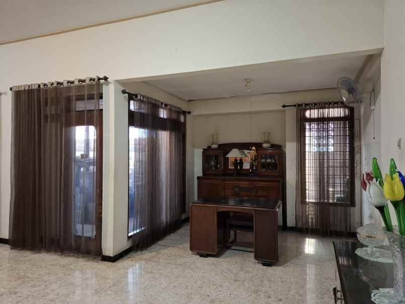 dijual rumah di pusat kota jember jl hayam wuruk