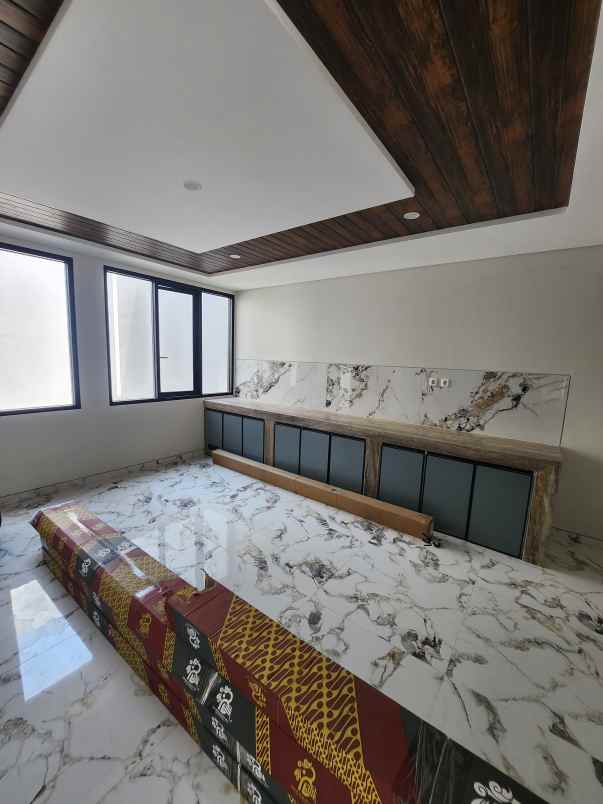 dijual rumah jalan raya babatan pratama