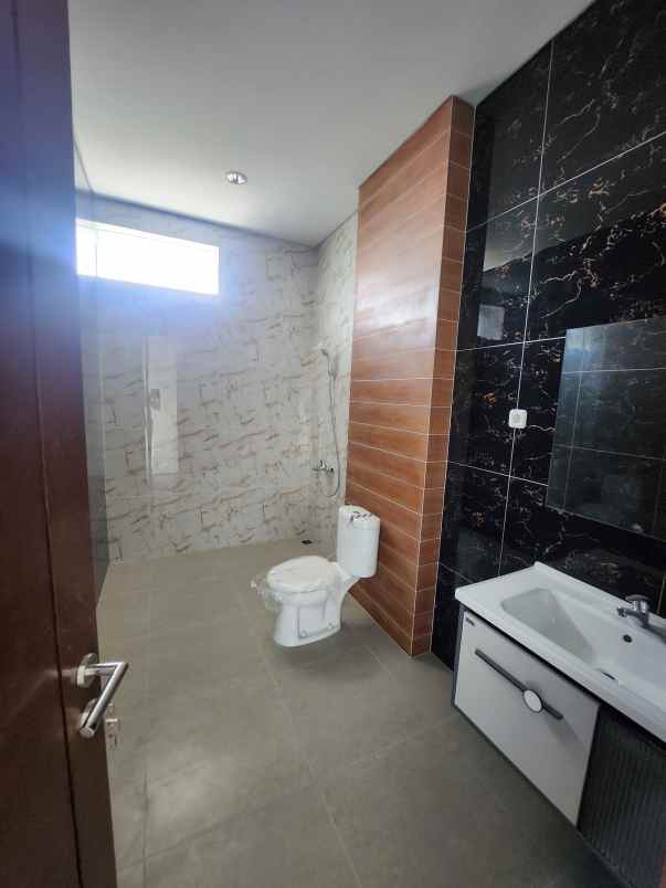 dijual rumah jalan raya babatan pratama