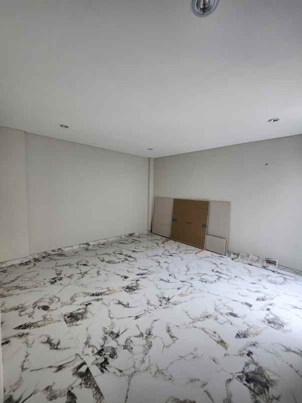 dijual rumah jalan raya babatan pratama