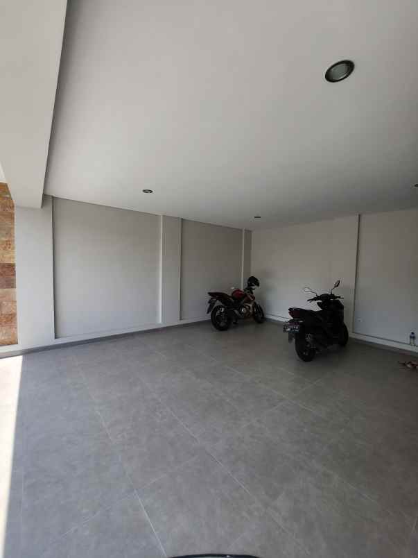 dijual rumah jalan raya babatan pratama