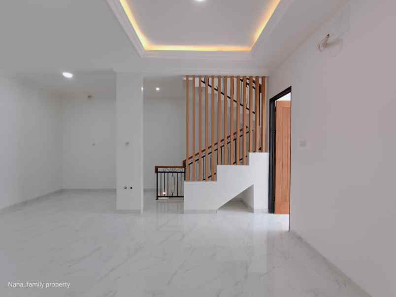 dijual rumah jalan raya komplek cinere