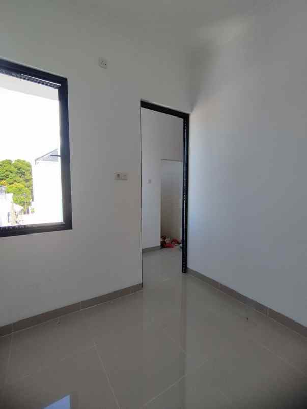 dijual rumah jalan raya merdeka