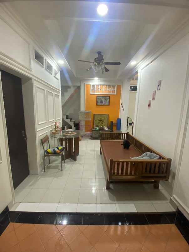dijual rumah jalan raya veteran bintaro