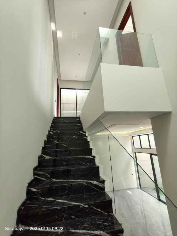 dijual rumah jalan royal park