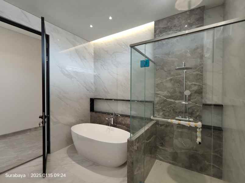 dijual rumah jalan royal park