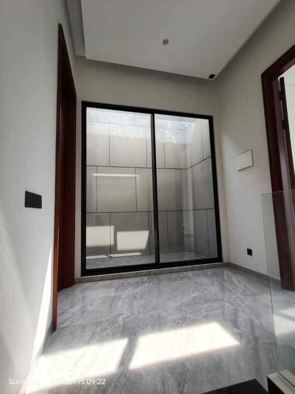 dijual rumah jalan royal park