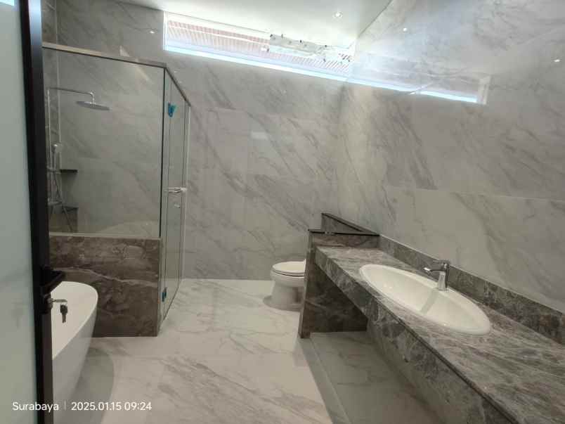 dijual rumah jalan royal park