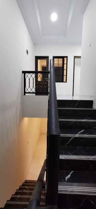 dijual rumah jalan tiga putra limo