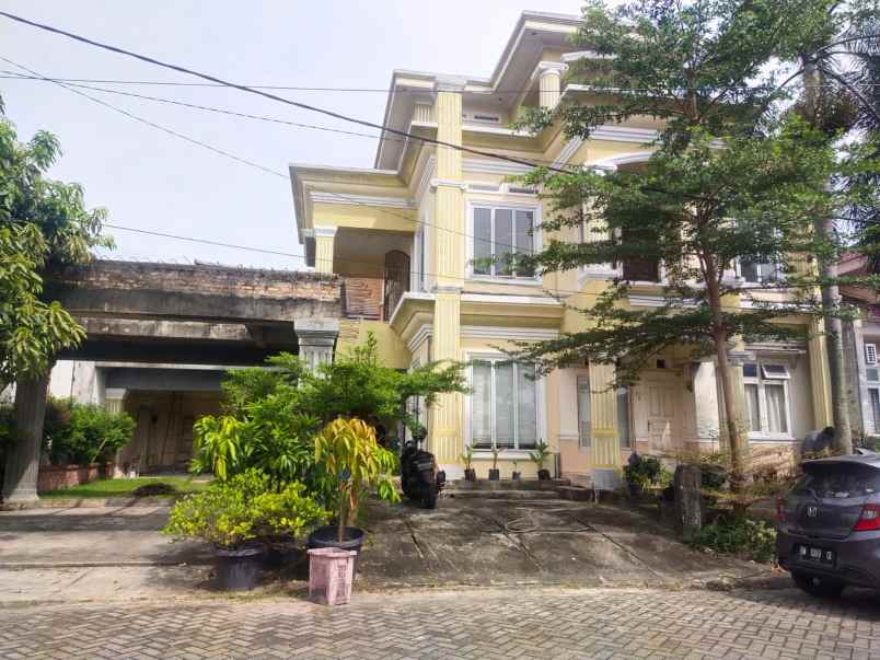 dijual rumah jl aur kuning