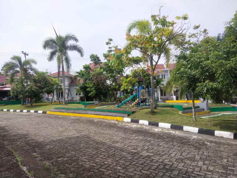 dijual rumah jl aur kuning
