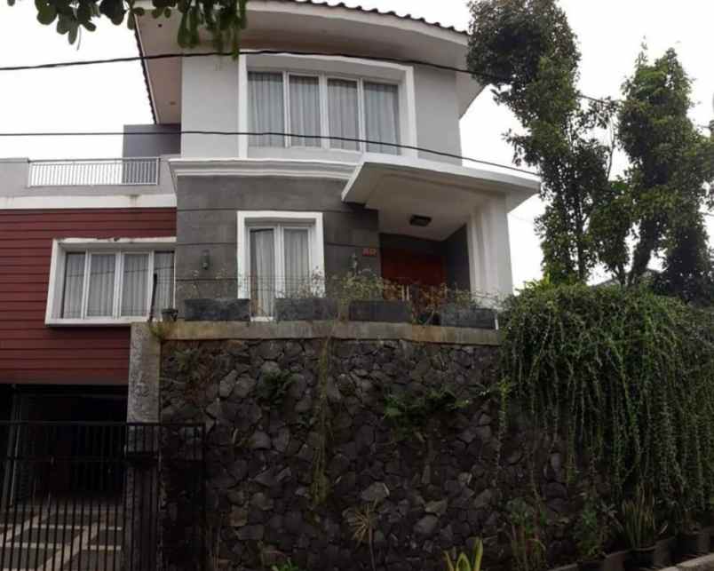 dijual rumah jl cisaranten kulon