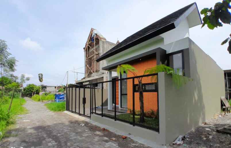 dijual rumah jl kaliurang km 11