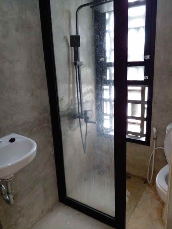 dijual rumah jl raya pengasinan sawangan