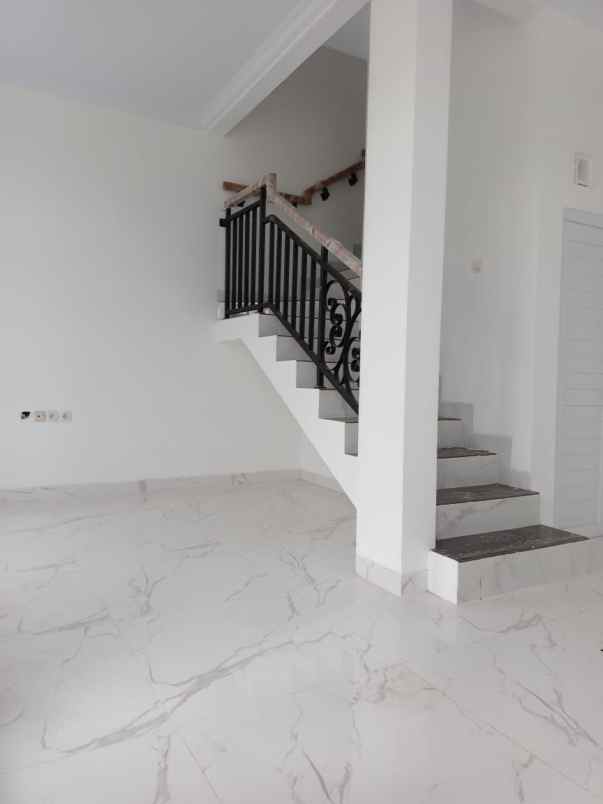 dijual rumah kelapa dua wetan