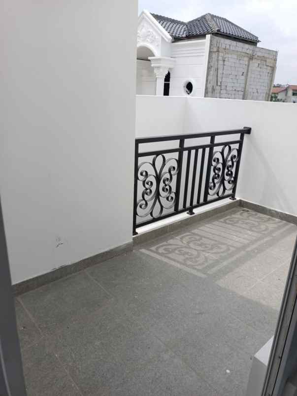 dijual rumah kelapa dua wetan