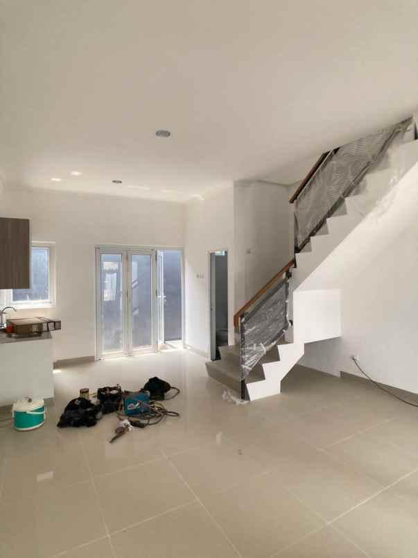 dijual rumah kelapa dua wetan ciracas