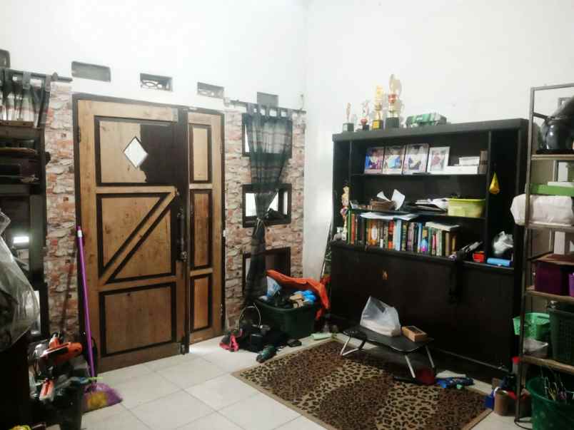 dijual rumah komplek bumi sari indah jl