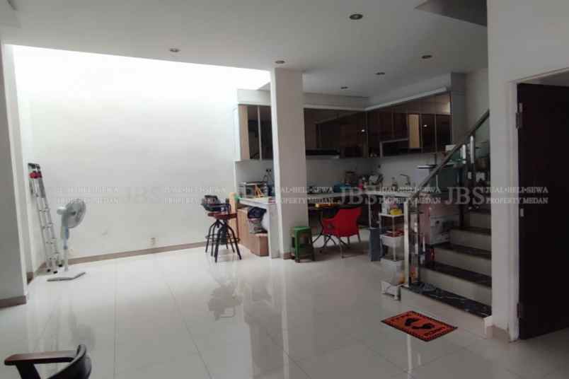 dijual rumah komplek graha sunggal