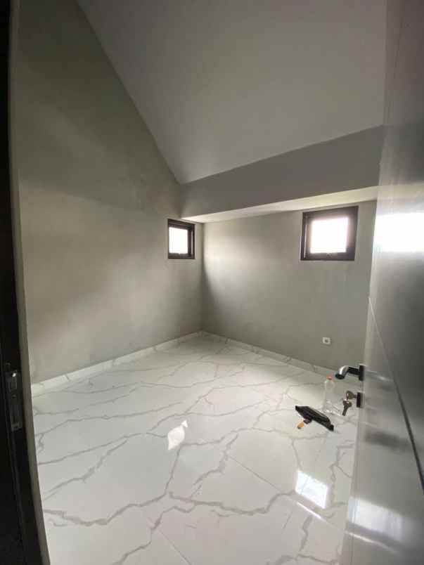 dijual rumah kutisari indah utara
