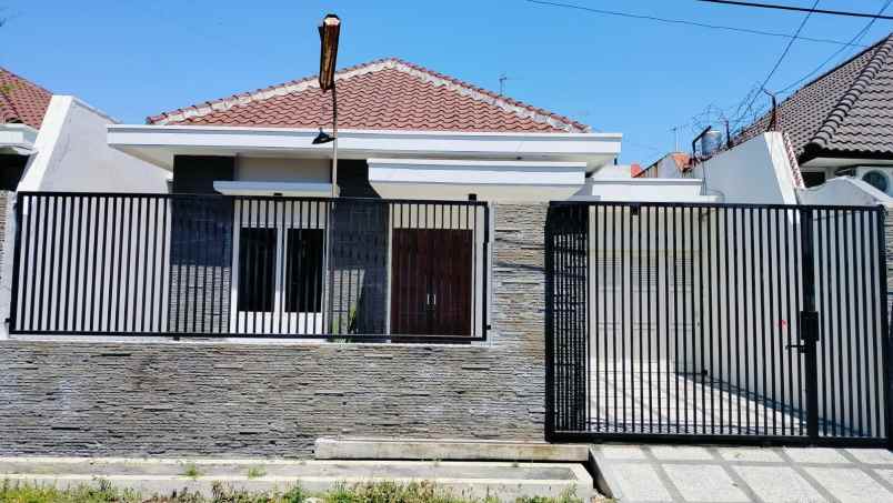 dijual rumah manyar tirtoyoso