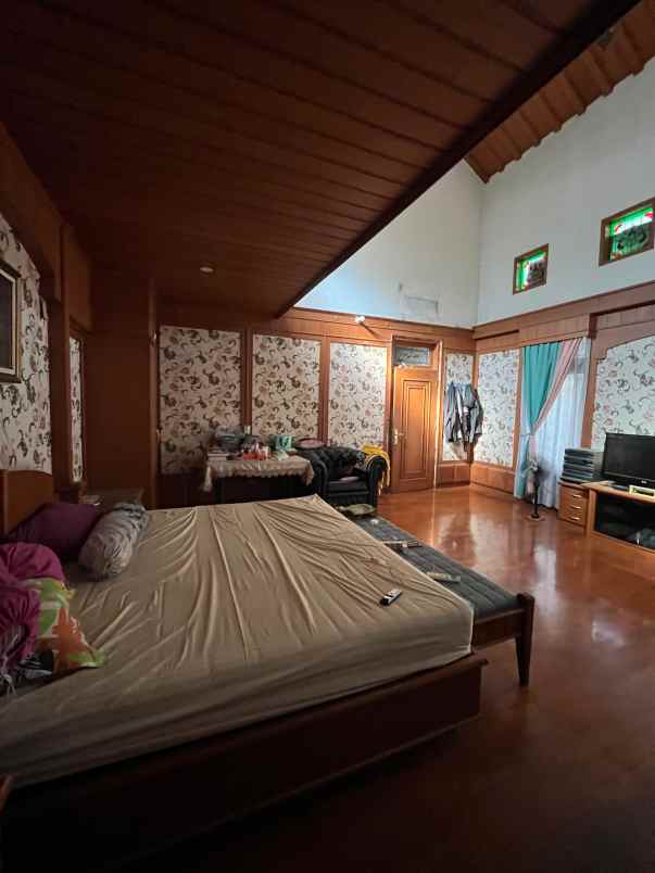 dijual rumah mewah di tengah kota solo