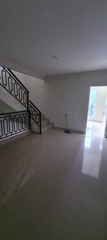 dijual rumah muara karang