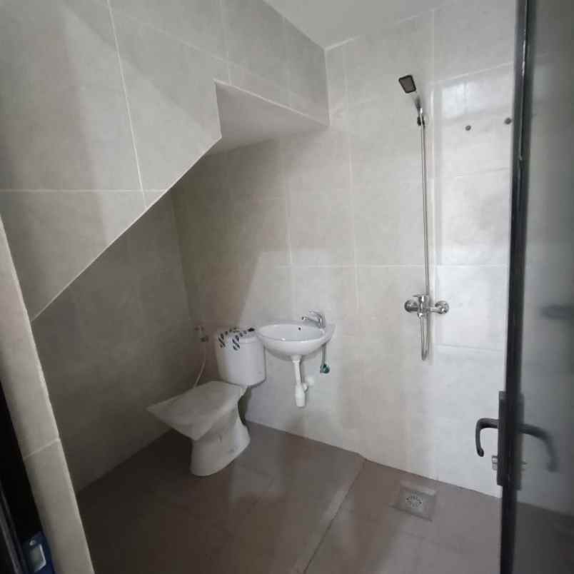 dijual rumah mulyosari utara