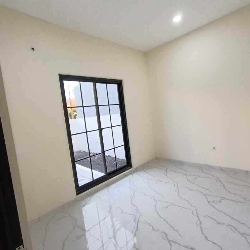 dijual rumah mulyosari utara