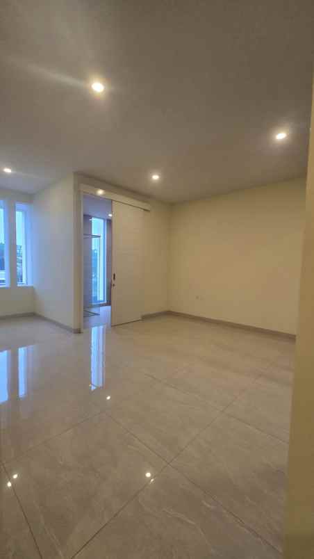 dijual rumah pakuwon city