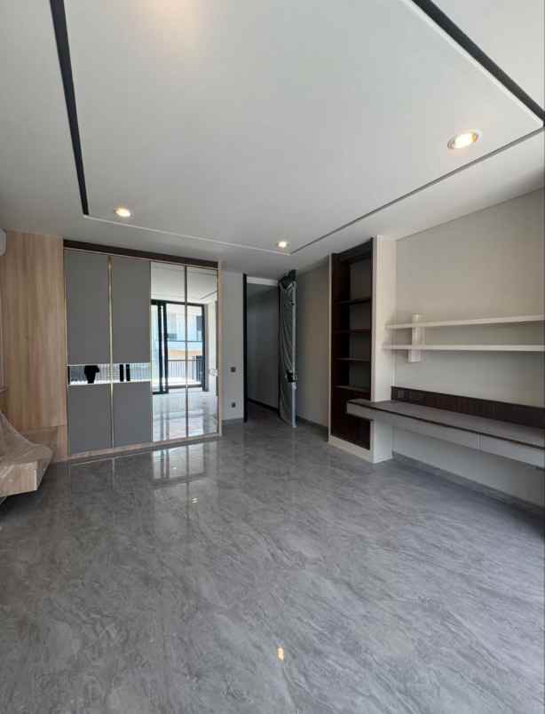 dijual rumah pakuwon city